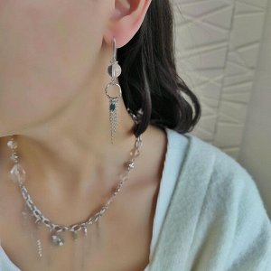 Серьги с горным хрусталем и цепочками в белом металле