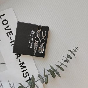 Серьги с горным хрусталем и цепочками в белом металле