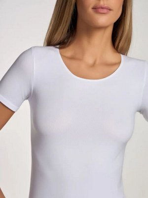 Intimidea T-shirt MC LOUISIANA Футболка с круглым вырезом и коротким рукавом. Практичное, изделие из мягкой микрофибры, повторяет линии тела, не требует глажения.(bianco -белый цвет) пр. Италия