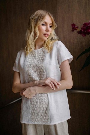 Блуза лён 73%, вискоза 27%
Блузка женская из льна с кружевом. Рукав короткий, вырез горловины округлый. Блузка женская льняная прямого кроя выполнена в традиционном русском стиле. По центру изделие ук