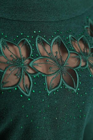 Платье Платье Sandyna 13527-1 зеленый 
Состав ткани: Вискоза-33%; ПЭ-65%; Эластан-2%; 
Рост: 170 см.
Платье женское из текстильной ткани с блеском. Платье прилегающего силуэта, длиной 103,0см, с втачн