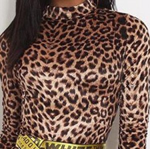 Короткое бархатное платье с рукавами, принт коричневый леопард