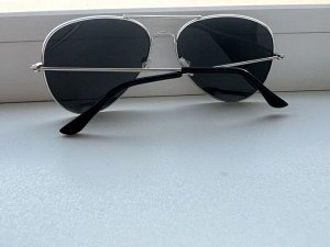 Солнцезащитные очки с черными стеклами в серебряной оправе