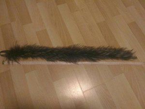 Опушка Опушка из меха енота на капюшон.
К опушке пришита тесьма за которую она пришивается к изделию.
Опушка из меха енота, серая.
Длина шкурки - 67 см.
Ширина шкурки - 1 см.
Ширина по меху - 12 см.