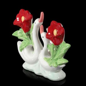 Сувенир керамика вазон "Лебедь и лебёдушка с красными цветами" 15,5х20,5х7 см