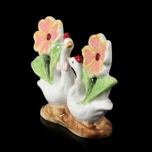 Сувенир керамика вазон "Лебедь и лебёдушка с цветами-сердечками" 15,5х20,5х7 см