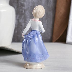 Сувенир керамика "Девочка в платье с голубой юбкой с цветком в руке" 17х9,5х7 см