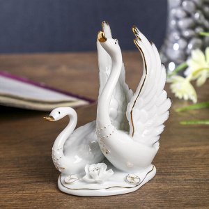 Сувенир керамика "Лебединые танцы" белый с золотом 12,5 см