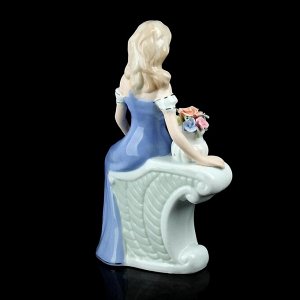 Сувенир "Дама с вазой"