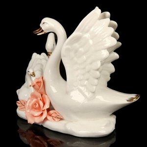 Сувенир керамика "Семейство белых лебедей с цветами" 18х22х12,5 см