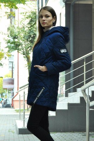 Пальто Пальто МиА-Мода 947-4 
Состав ткани: ПЭ-100%; 
Рост: 164 см.

Молодежное женское демисезонное полупальто прямого силуэта с капюшоном. На полочке карманы. Застежка на молнии. Изделие на подклад