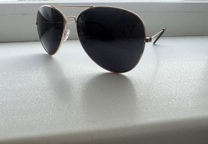 Солнцезащитные очки с черными стеклами в золотой оправе УЦЕНКА