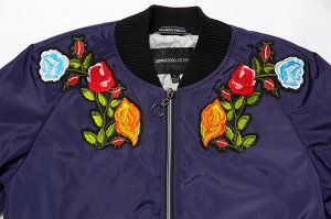 Куртка Отвечая на вопрос, какие куртки модные весной 2018, можно однозначно отметить модели с романтической нашивкой на цветочную тематику - они придают образу своей обладательницы невероятную женстве
