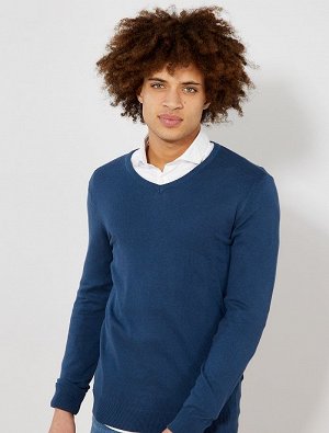 Легкий свитер с V-образным вырезом
