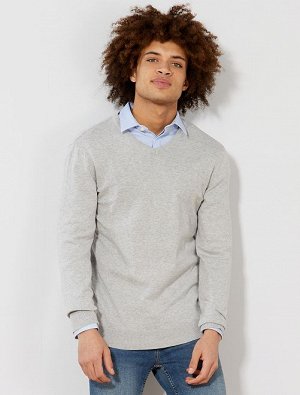 Легкий свитер с V-образным вырезом
