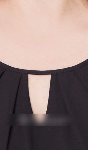 Блузка Полиэстер 100% Рост: 164 см. Блузка женская полуприлегающего силуэта, с круглым вырезом горловины, обработанным бейкой, с декоративными складками и вырезом - «каплей» по центру, со средним швом