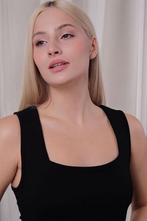 Платье с вырезом "каре" чёрное