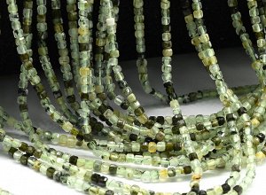Бусины из пренита кубик гр.2мм, 39,5см, 199 бусин