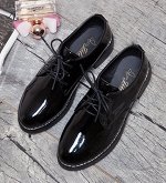 Лоферы лакированные на шнурках, черный