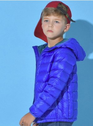 Ультралегкая детская демисезонная куртка с капюшоном и контрастным подкладом для мальчика, цвет яркий синий