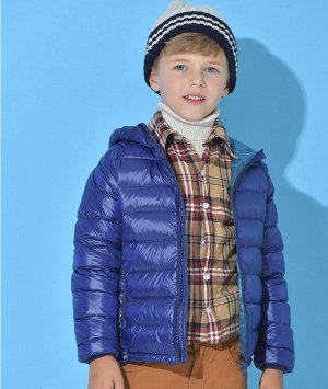 Детская демисезонная пуховая УЛЬТРАЛЕГКАЯ куртка с капюшоном и контрастным подкладом для мальчика, цвет синий