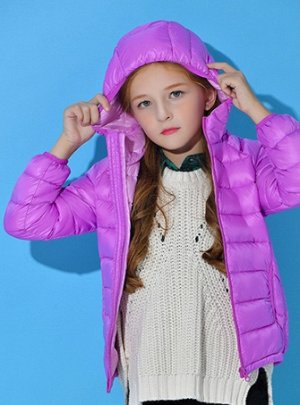 Детская демисезонная пуховая УЛЬТРАЛЕГКАЯ куртка с капюшоном и контрастным подкладом для девочки, цвет светло-фиолетовый