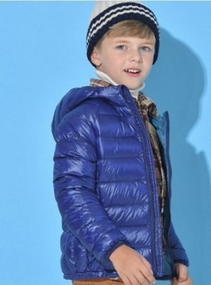 Детская демисезонная пуховая УЛЬТРАЛЕГКАЯ куртка с капюшоном и контрастным подкладом для мальчика, цвет синий