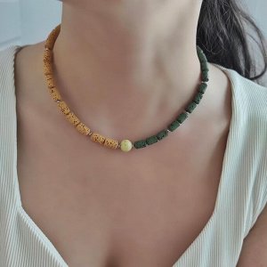 Чокер из вулканита, зелёные + оранжевые оттенки