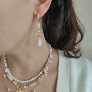 Серьги из перламутра бежевых и белых оттенков
