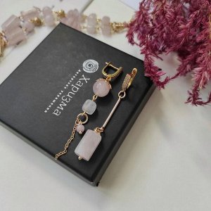 Серьги с розовым кварцем в позолоченной фурнитуре асимметрия