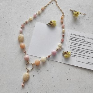 Колье с кварцем, кораллом и кальцитом пастельных оттенков