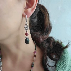 Серьги в темно-зеленых, малиновых оттенках