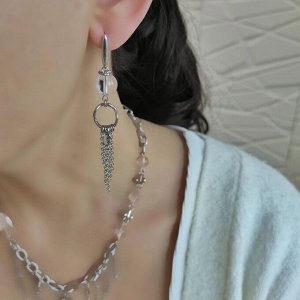 Серьги с горным хрусталем и цепочками в белом металле