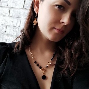 Серьги с чёрным агатом и цветами орхидеи в позолоченной фурнитуре