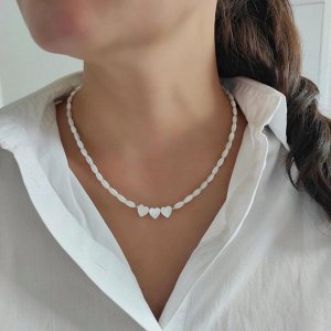 Чокер из белого перламутра с сердечками