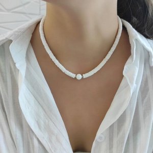 Чокер с белым кораллом, перламутром Тридакна, 6мм
