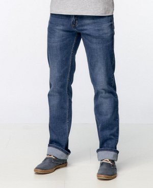 Джинсы Классические пятикарманные джинсы прямого кроя с застежкой на молнию и пуговицу. Изготовлены из качественной джинсовой ткани, правильные лекала - комфортная посадка на фигуре, хорошее качество.