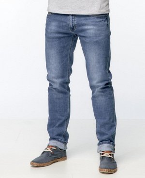 Джинсы Классические пятикарманные джинсы слегка зауженного кроя с застежкой на молнию и пуговицу. Изготовлены из качественной джинсовой ткани, правильные лекала - комфортная посадка на фигуре, хорошее