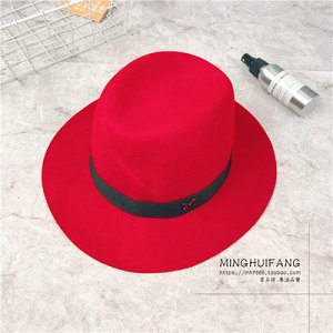 Фетровая шляпа красная