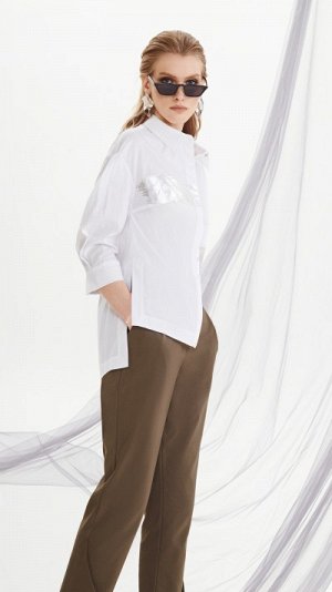 Комплект Комплект брючный, состоящий из брюк и блузки. По переду блузки нагрудные вытачки, застежка на потайную планку; воротник рубашечный на стойке; плечо спущено; на головке рукава встречная складк