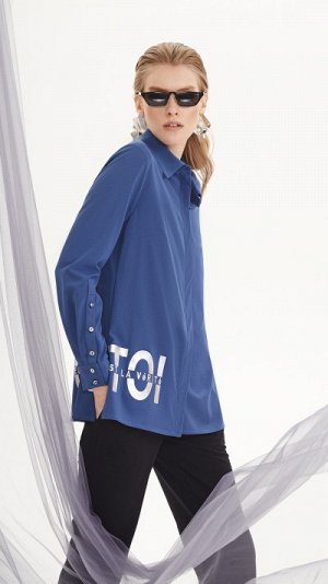 Блуза Блузка из шелковистой ткани свободного силуэта и потайной застежкой на пуговицы; воротник отложной на стойке; разрезы по боковым швам; рукав блузки длинный с декоративными застегивающимися планк