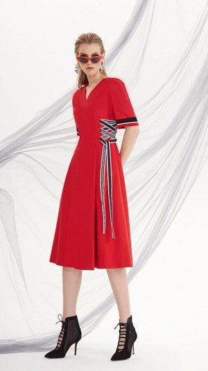 Платье Платье прилегающего силуэта, к низу расклешенное; по переду два рельефа, по спинке два рельефа и средний шов, в котором застежка на потайную молнию; горловина с V-образным вырезом; рукав коротк