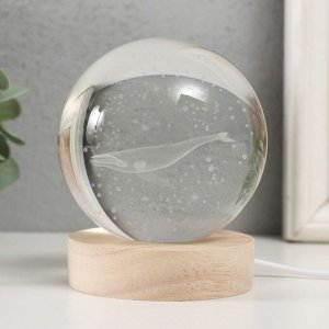 Сувенир стекло подсветка "Кит" d=8 см подставка дерево, USB 8х8х9,5 см