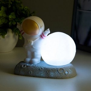 Фигурка светящаяся RISALUX «Крутой космонавт», LED-ночник, 2 Вт, RGB, от батареек 3xLR44, бело-золотой, 11x6x11 см