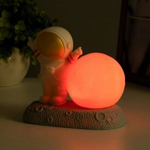 Фигурка светящаяся RISALUX «Крутой космонавт», LED-ночник, 2 Вт, RGB, от батареек 3xLR44, бело-золотой, 11x6x11 см
