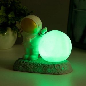 Фигурка светящаяся RISALUX «Крутой космонавт», LED-ночник, 2 Вт, RGB, от батареек 3xLR44, бело-золотой, 11x6x11 см