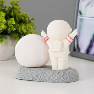 Фигурка светящаяся RISALUX «Крутой космонавт», LED-ночник, 2 Вт, RGB, от батареек 3xLR44, бело-золотой, 11x6x11 см