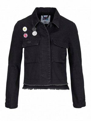 1r Джинсовая куртка, черная AJC Модная куртка с невероятными эффектами. Нашивки, нагрудные карманы с клапанами на пуговицах и надпись на спине. Обрамляющий фигуру силуэт и потайная застежка на пуговиц