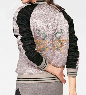 1r Блузон, розово-черный Aniston Благородный образ из эффектных материалов. На легком утеплителе с контрастными элементами и вышивкой в азиатском стиле спереди и сзади. Обрамляющий фигуру силуэт на мо