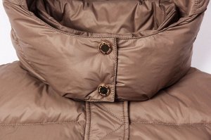 Пальто Стеганое зимнее пальто твердо заняло позиции в зимнем гардеробе. Бренды все чаще выпускают новинки,
которые по стилю больше близки к классическому. Их плюс в том, что такие модели можно сочетат